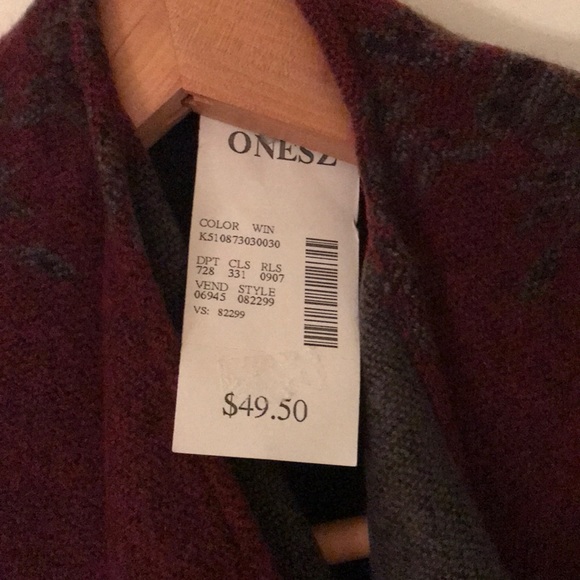 Red, shawl - Picture 4 of 4